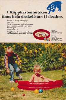 Annons för Käpphästens leksakskatalog med ett foto på ett barn i en uppblåsbar pool samt ett barn som leker i bakgrunden