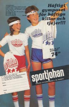 Reklam för sportkläder från Sportjohan där en kille och en tjej i t-shirt och shorts visar upp kläderna