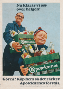 Annons för Apotekarnes läsk med en pappa och son som håller var sin låda med läsk