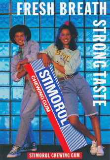 Reklam för tuggummit Stimorol med två tonåringar som lutar sig mot ett stort paket tuggummit