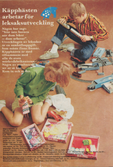 Reklam från leksakskedjan Käpphästen med två barn som sitter och leker med dockan Barbie och ett tågset från Märklin