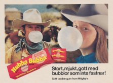 Reklam för tuggummisorten Hubba Bubba med en bild på en cowboy som blåser en bubbla samt en tjej i cowboyhatt som också blåser en bubbla