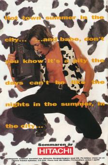 Reklam för en bärbar stereo från Hitach där en kille i svarta byxor och väst med kohudsmotiv jazzar loss till musik