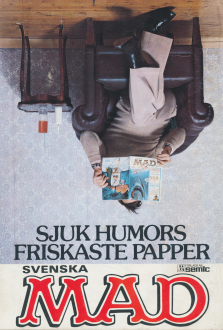 Reklam för Svenska MAD med en herre som sitter i en fåtölj upp och ner, i taket, och läser tidningen