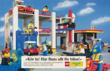 Reklam för LEGO där man ser en uppbyggd byggsats i form av ett parkeringsgarage