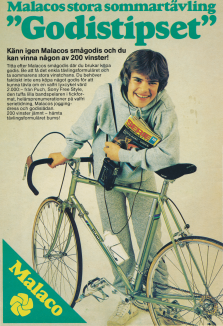 Reklam för en tävling med godisföretaget Malaco där en kille står med famnen full av serietidningar, smått lutad mot en cykel
