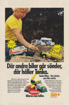 Reklam för leksaksbilar från Tonka där en liten pojke sitter i en sandlåda och leker med de aktuella bilarna