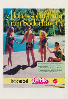 Rekalm för dockan Barbie som står uppställd tillsammans med Ken, Skipper och Marina på en söderhavsstrand