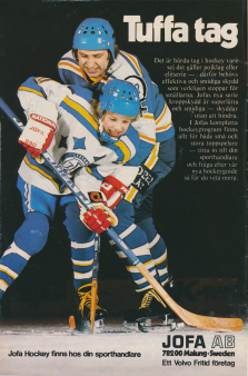 En man och en kille iklädda ishockeyutrustning kämpar på isen