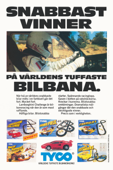 Reklam för bilbana från Tyco med en bild på en racerförare som sitter inne i bil