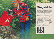 Reklam från NK som visar upp produkter perfekta för skogsäventyr, ryggsäck och regnjacka med motiv från berättelsen om björnen Paddington