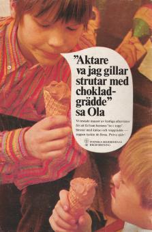 Reklam för vispgrädde där två barn äter en våffla med chokladsmaksätt grädde i