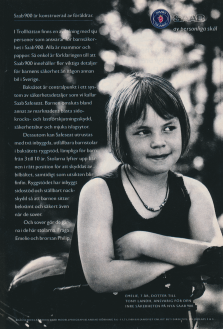 Reklam för säkerheten i bilen Saab där en text på svart bakgrund står bredvid en sjuåring flicka vid namn Emelie