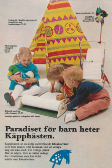 Reklam för leksakskedjan Käpphästen med tre barn som sitter och ritar framför ett indiantält