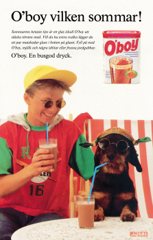 Reklam för chokladdrycken O'boy som visar en kille i keps samt en hund som dricker O'boy
