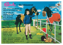 Annons för dockan Sindy som på bilden står vid en hage och två hästar.