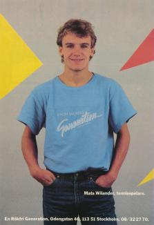 Reklam för organisationen Non-Smoking Generation där tennisspelaren Mats Wilander poserar i blå t-shirt med organisationens logga på
