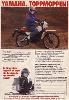 Reklam för mopeden Yamaha DT50 där en hjälmförsedd kille sitter på mopeden på en grusig väg