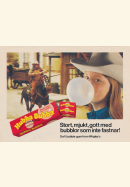 Reklam för tuggummit Hubba Bubba med ett foto på en cowboy som rider in i en western-stad samt ett foto på en tjej som blåser en stor bubbla