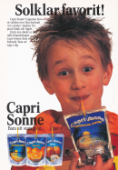 Reklam för drycken Capri Sonne där en pojke dricker drycken med sugrör