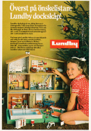 Reklam för Lundby dockhus där en liten tjej sitter och leker med sitt dockhus och ser glad ut