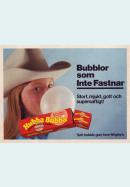Annons med en tjej som blåser en stor tuggummibubbla av märket Hubba bubba