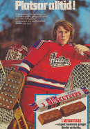 En ishockeymålvakt från Huddinge Hockey som äter chokladbiten 3 Musketeers vid en paus i spelet