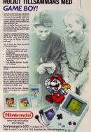 Reklam för den handhållna spelkonsollen Gameboy med en bild av en kille som sitter och spelar och en glad tjej som sitter bredvid