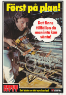 Annons för tidningen Serienytt där skådespelaren Rolv Wesenlund håller upp ett gäng tidningar