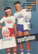 Reklam för sportkläder från Sportjohan där en kille och en tjej i t-shirt och shorts visar upp kläderna