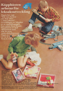 Reklam från leksakskedjan Käpphästen med två barn som sitter och leker med dockan Barbie och ett tågset från Märklin