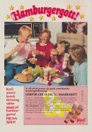 Reklam för Kavli hamburgerdressing med fyra personer runt ett bord som håller på och förbereder och ska äta hamburgare